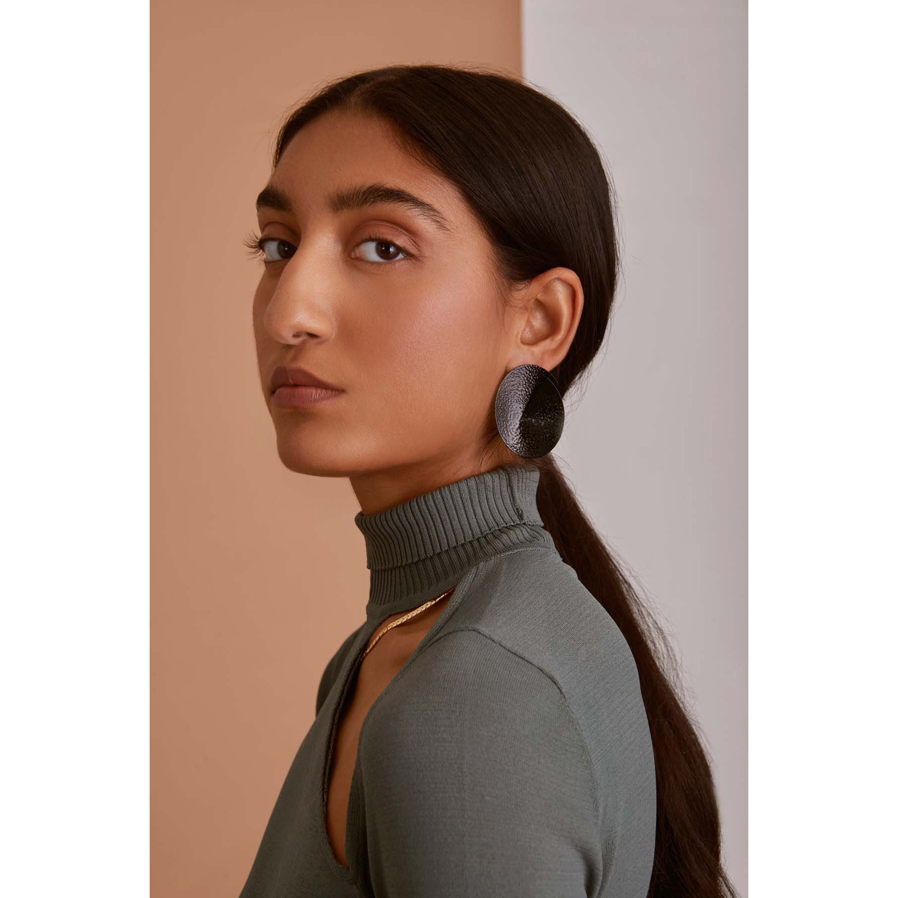 Ori Earring in Black Pebble