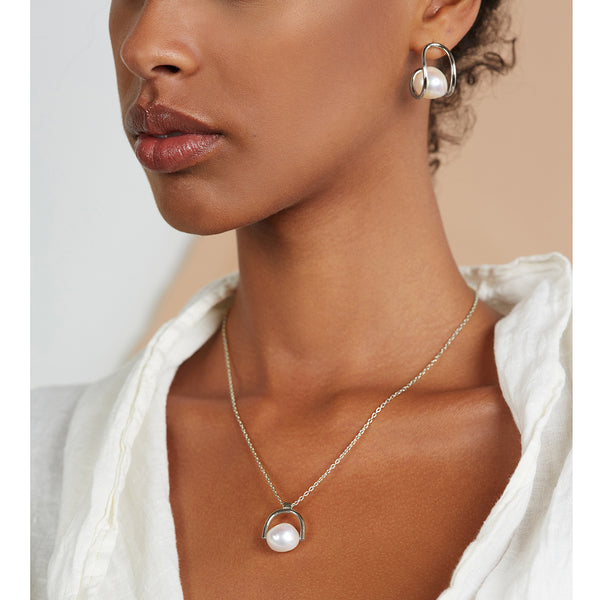 Pearl Swerve Earring in Silver