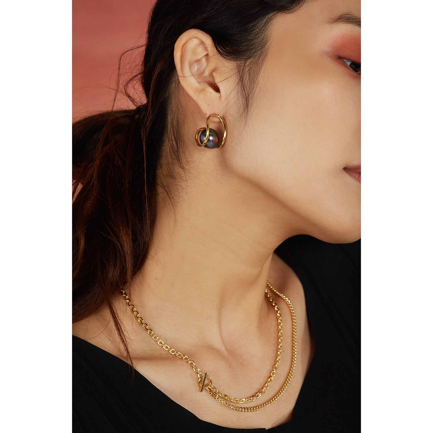 Black Pearl Swerve Earring in Gold