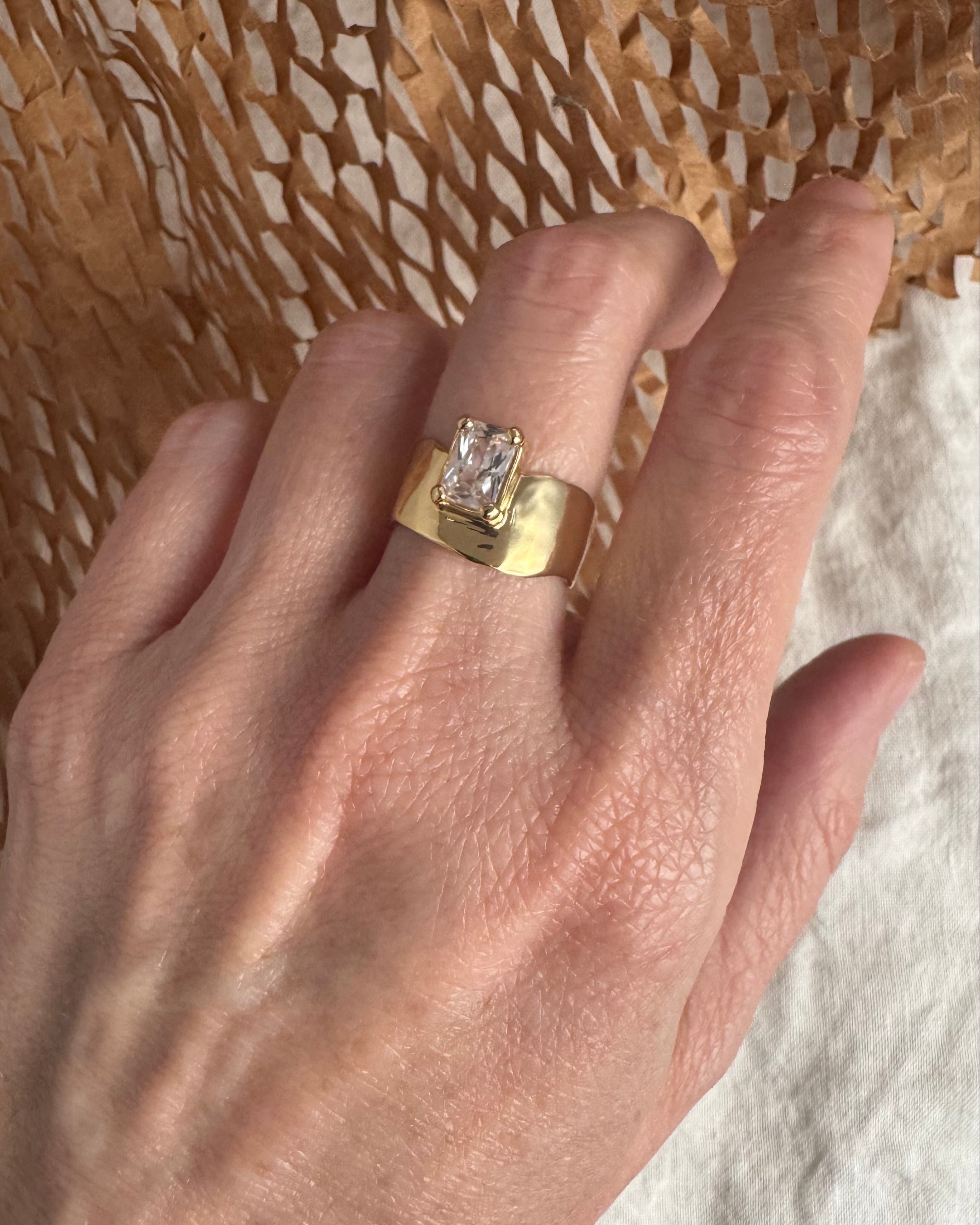 Wade Ring with Zirconia in Gold