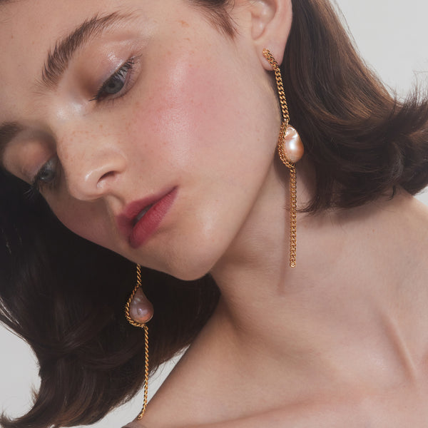 Traced Pearl Earrings in Gold
