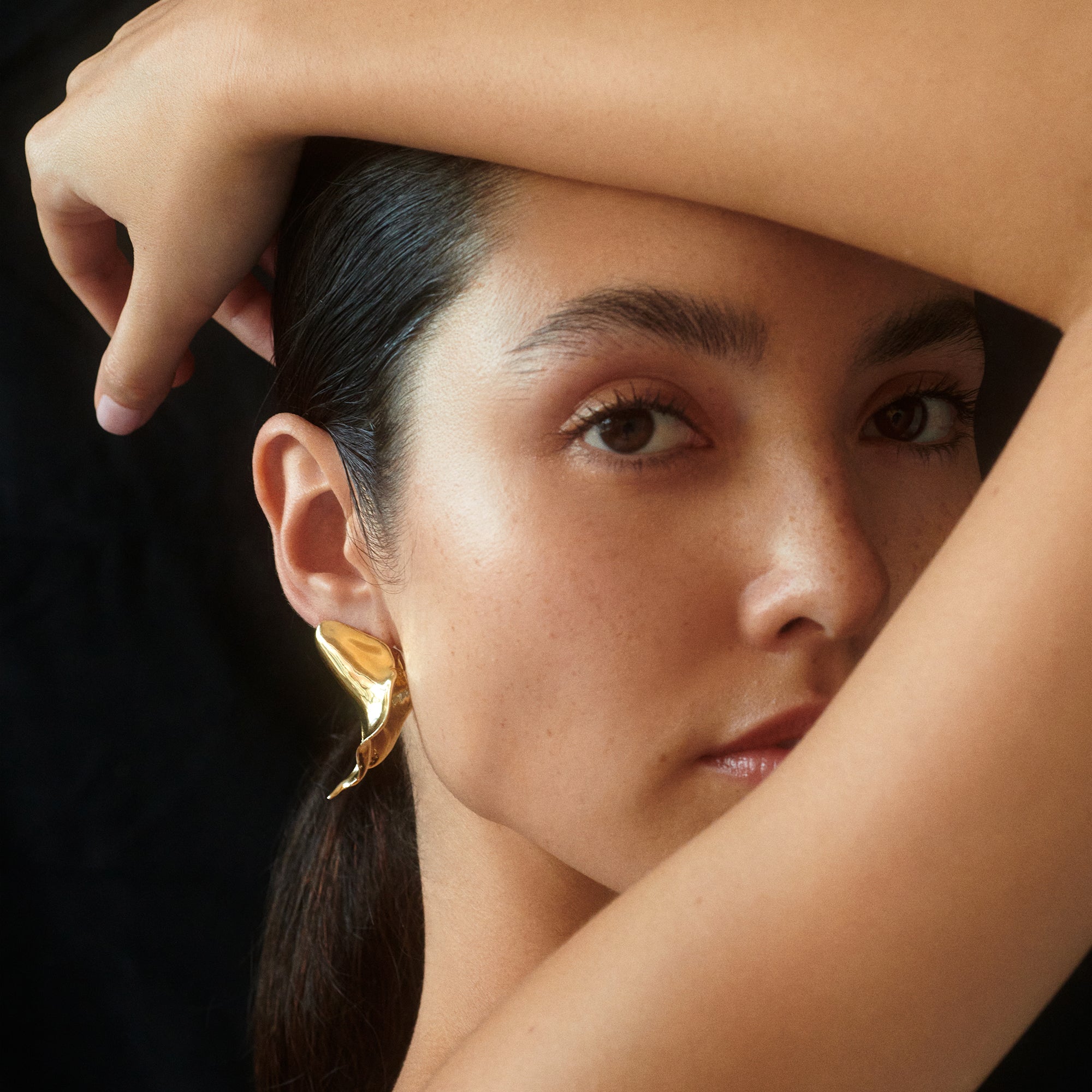 Calla Lilly Huggie Earring in Gold