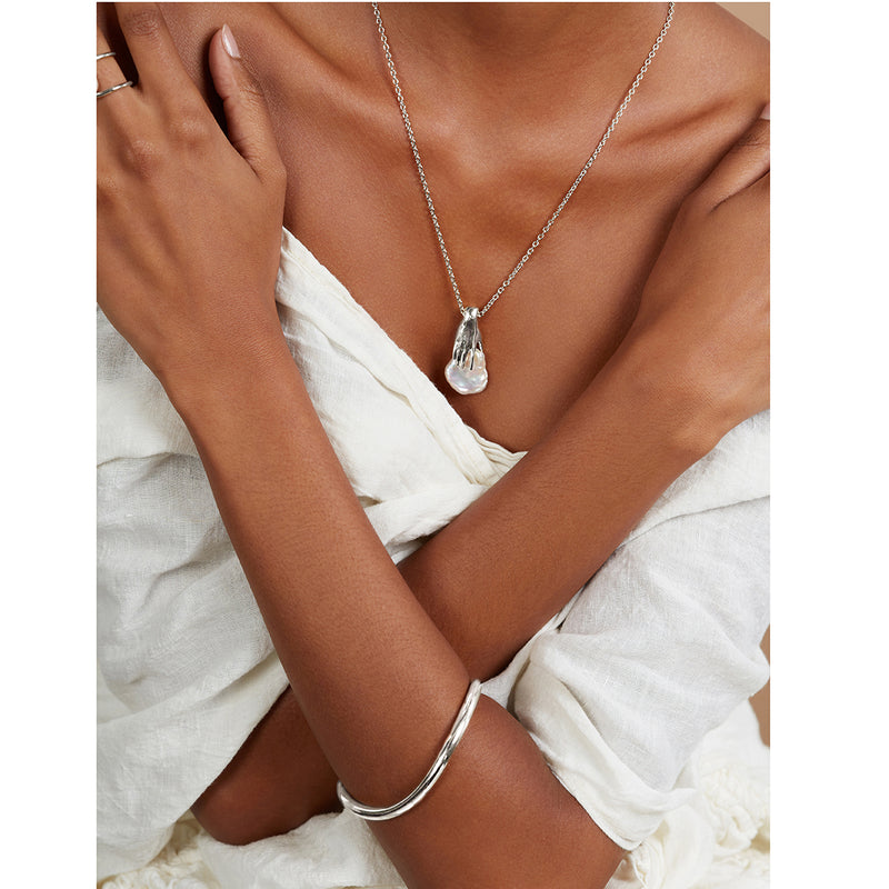 Pearl Hand Necklace in Silver