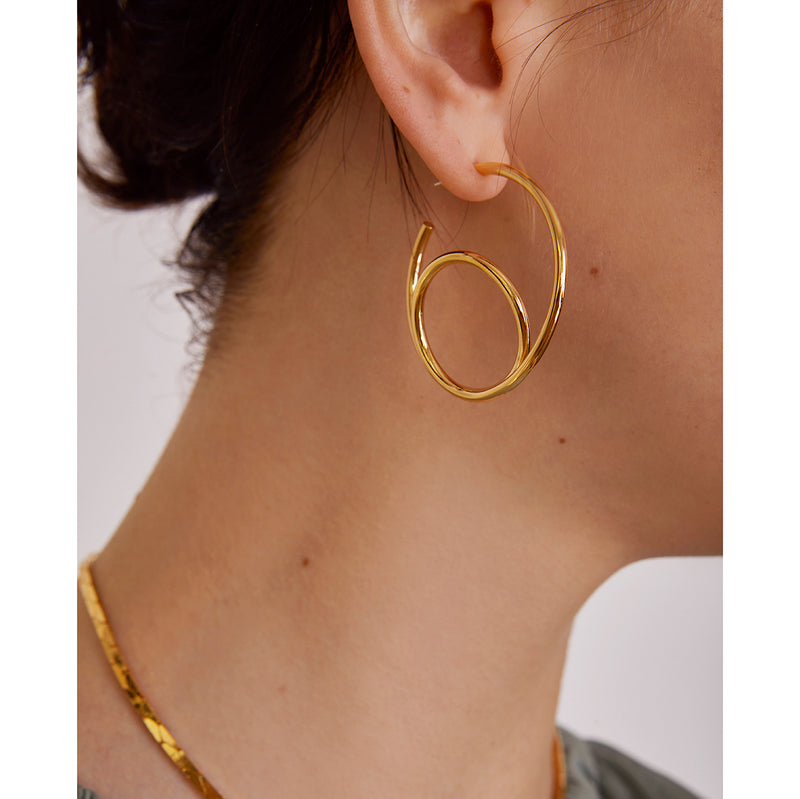 Lady Grey Jewelry Swerve Hoop in Gold