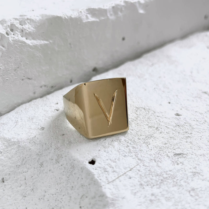 Scrawled Initial Ring Gold V