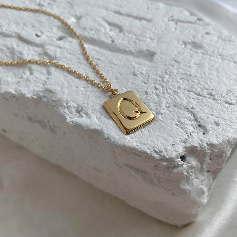 Scrawled Initial Pendant in Gold Q