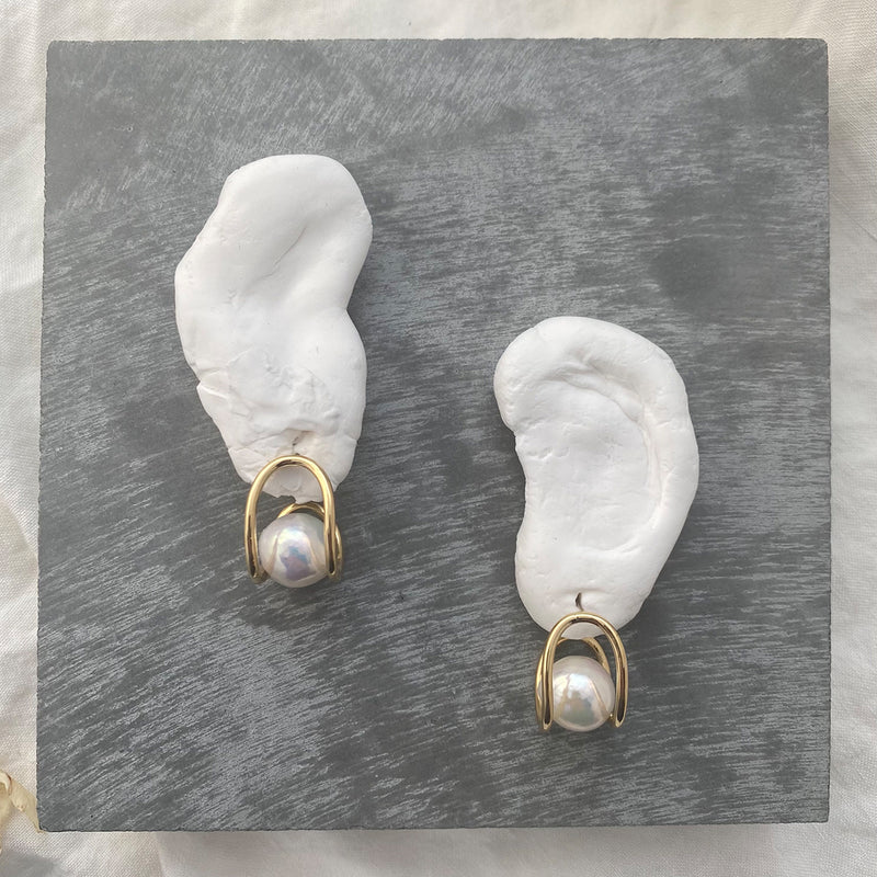 Pearl Swerve Earrings in Gold